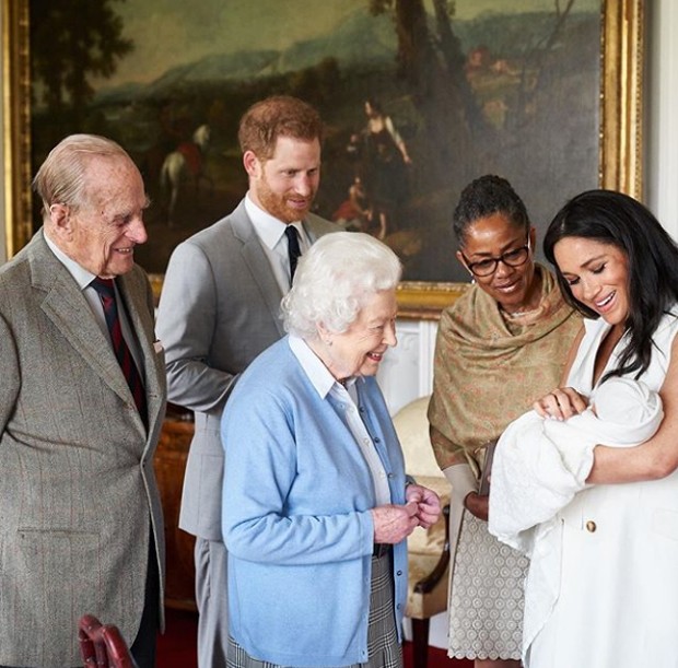 Rainha Elizabeth conhece bisneto (Foto: Reprodução/Instagram)