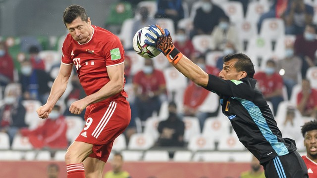 Lewandowski disputa no alto a bola com o goleiro Guzmán