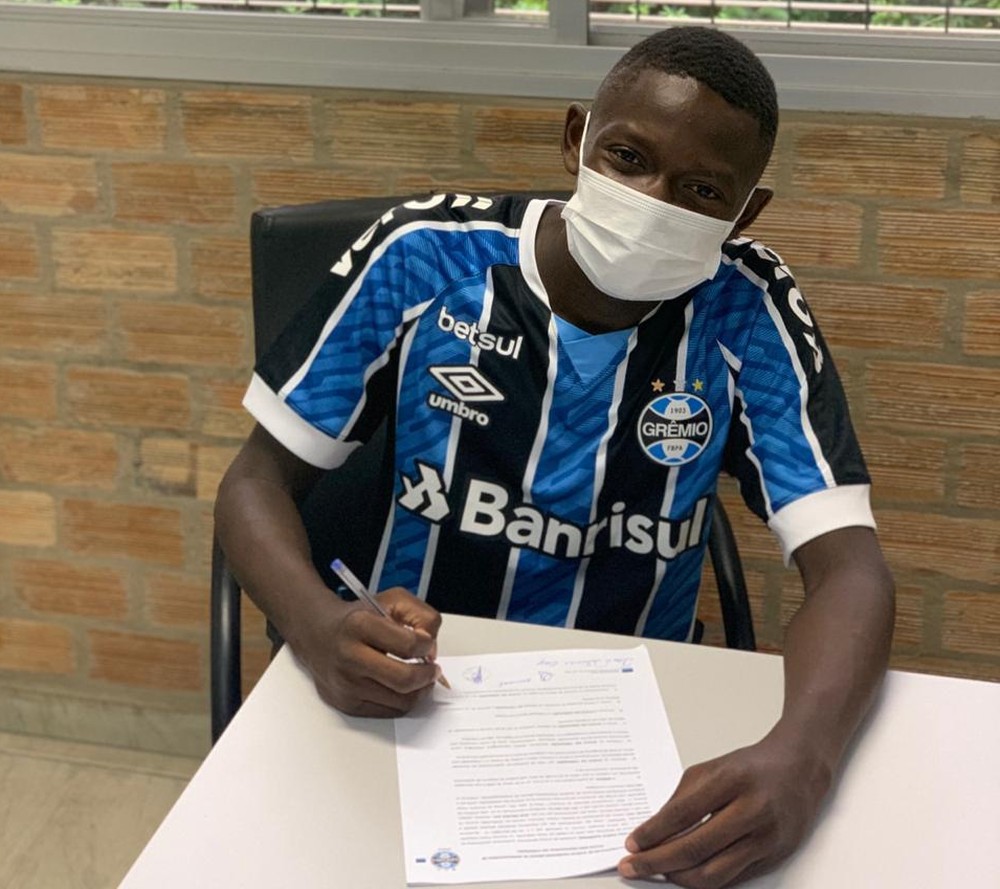 Jovem de 15 anos é primeiro haitiano da história do Grêmio e sonha em trazer mãe ao Brasil