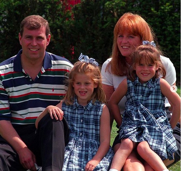 O Príncipe Andrew com a esposa e as duas filhas em foto dos anos 90 (Foto: Instagram)