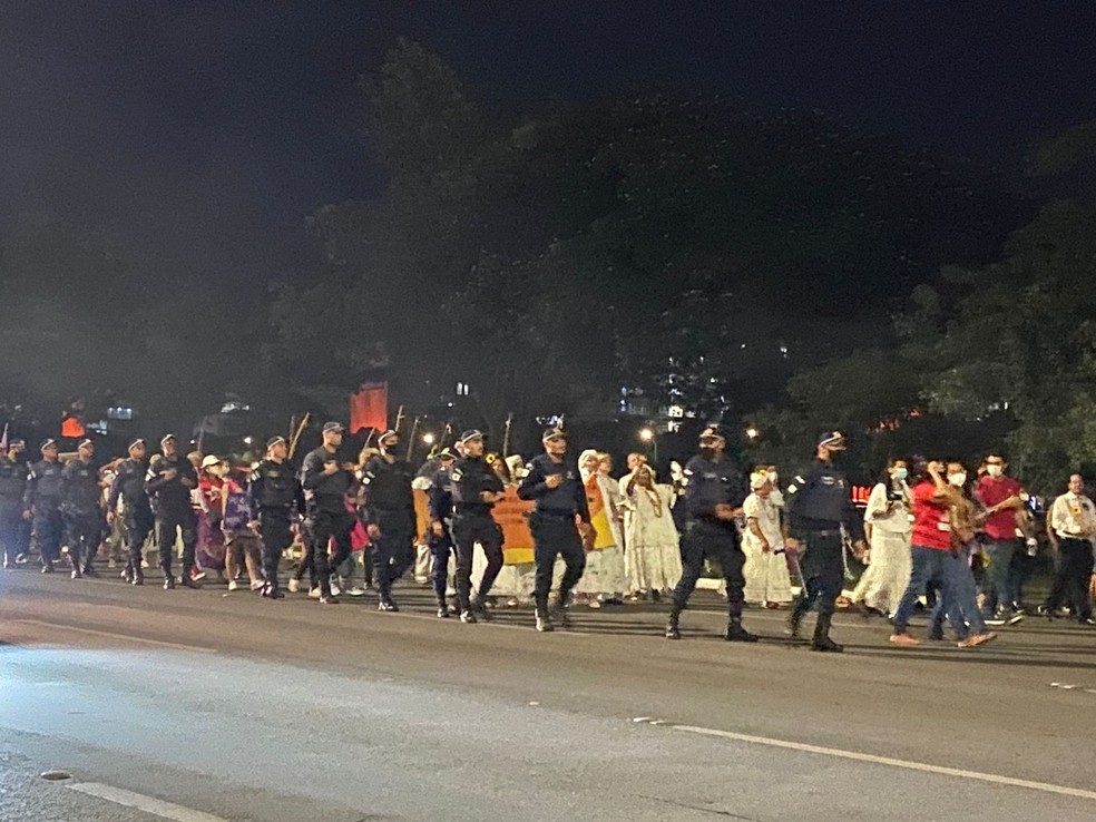 Policiais militares acompanham Marcha das Mulheres, em Brasília — Foto: Iana Caramori/g1