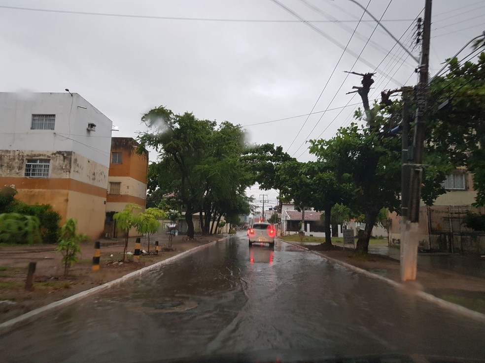 Ruas do bairro da Jatiúca, em Maceió, ficam alagadas durante as chuvas (Foto: Cau Rodrigues/G1)