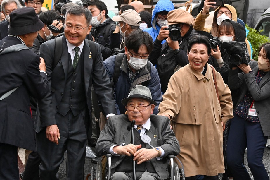 Hideko Hakamada e apoiadores de seu irmão Iwao Hakamada (na cadeira de rodas) entram no Supremo Tribunal de Tóquio em 13 de março de 2023