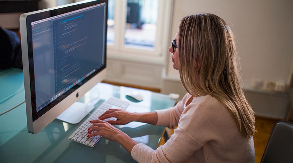 mulher, programação, programando, código, empreendedora (Foto: Pexels)