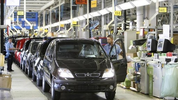 Funcionários finalizam a montagem de carros em fábrica da Renault em Curitiba - carros - fábrica - montagem - montadora (Foto: Cesar Ferrari/Reuters)