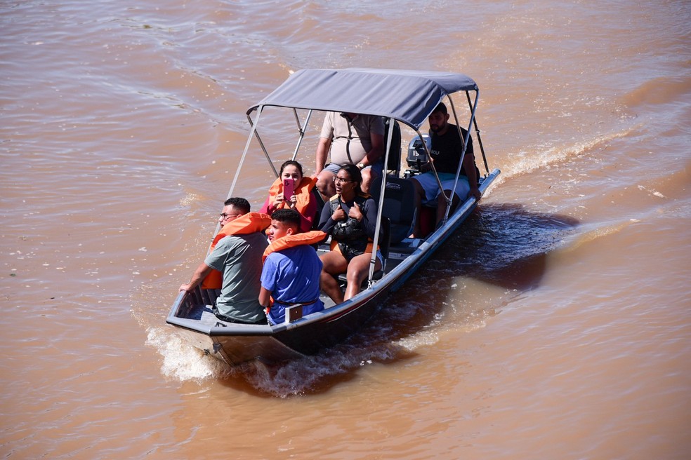Moradores usam barcos para conseguir se deslocar em cidade do Maranhão — Foto: Governo do Maranhão