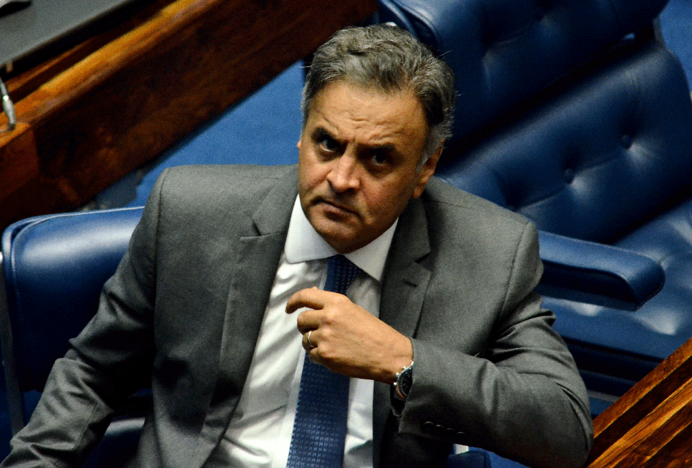 O senador Aécio Neves (PSDB-MG) no plenário do Senado Federal, um dia depois de o plenário ter revogado a decisão do STF que o afastou do mandato (Foto: Renato Costa/Framephoto/Estadão Conteúdo)