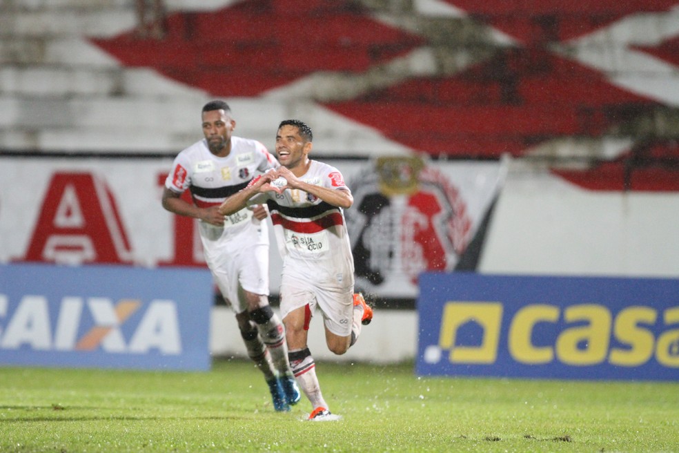 Carlinhos Paraiba voltou ao Santa Cruz em 2018, na disputa da Série C do Brasileirão — Foto: Aldo Carneiro / PernambucoPress