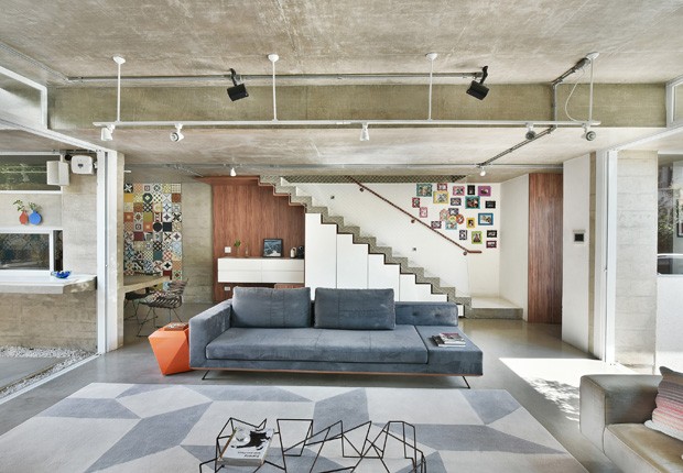 Décor do dia: concreto e muita luz natural na sala de estar (Foto: Edson Ferreira/Divulgação)