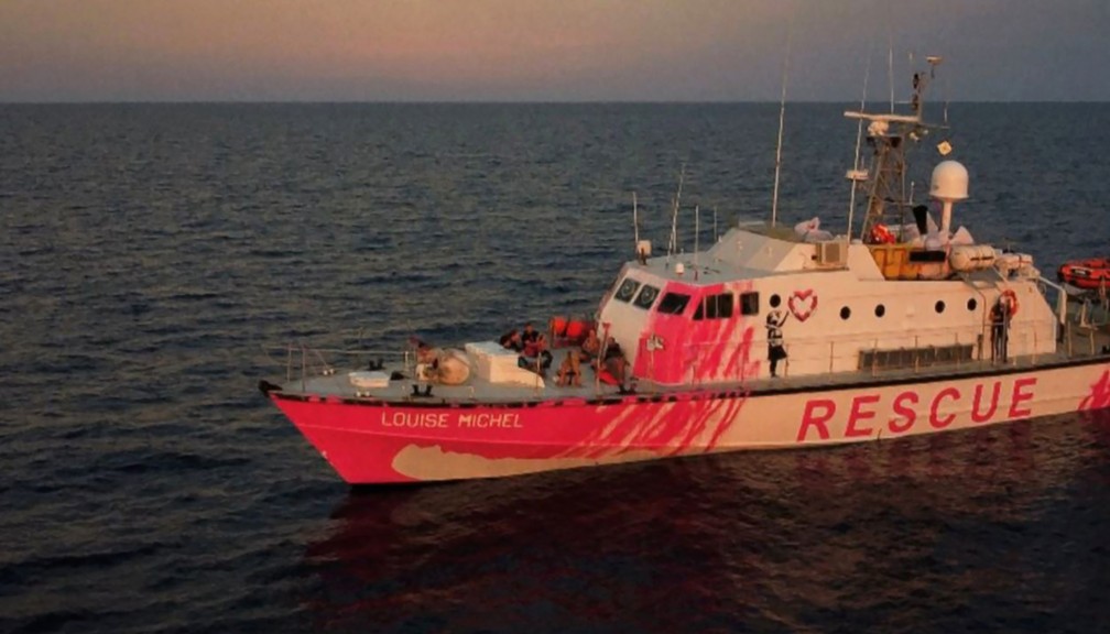 Foto, retirada de um vídeo neste sábado (29), mostra o navio de resgate 'Louise Michel', do artista de rua Banksy, no Mar Mediterrâneo. — Foto: TWITTER ACCOUNT MVLOUISEMICHEL / AFP