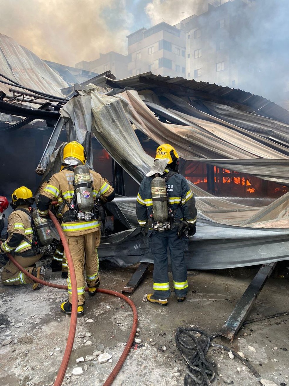 Bombeiros apagaram incêndio em galpão, no bairro Castelo, em BH — Foto: Corpo de Bombeiros/Divulgação