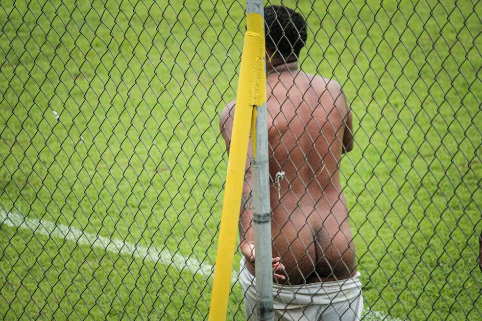 Emerson Carioca, do Sampaio Corrêa, é punido por tirar a roupa em decisão da Série B1 — Foto: Gabriel Farias