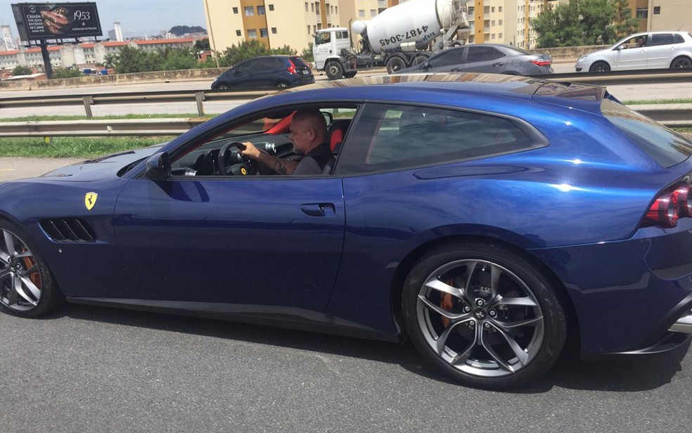 Ferrari apreendida em opera&ccedil;&atilde;o do Deic &mdash; Foto: Abra&atilde;o Cruz/TV Globo