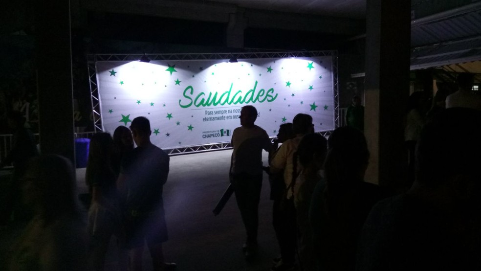 Faixa na Arena Condá, em Chapecó, homenageia as vítimas do acidente aéreo com a Chapecoense — Foto: Gabriela Machado/NSC TV