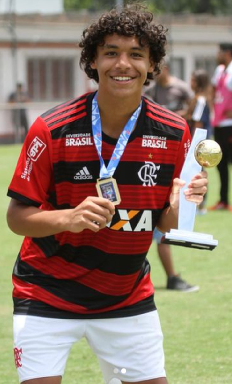 Victor Hugo com a taça do estadual sub-15 conquistado em 2018 pelo Flamengo — Foto: Reprodução