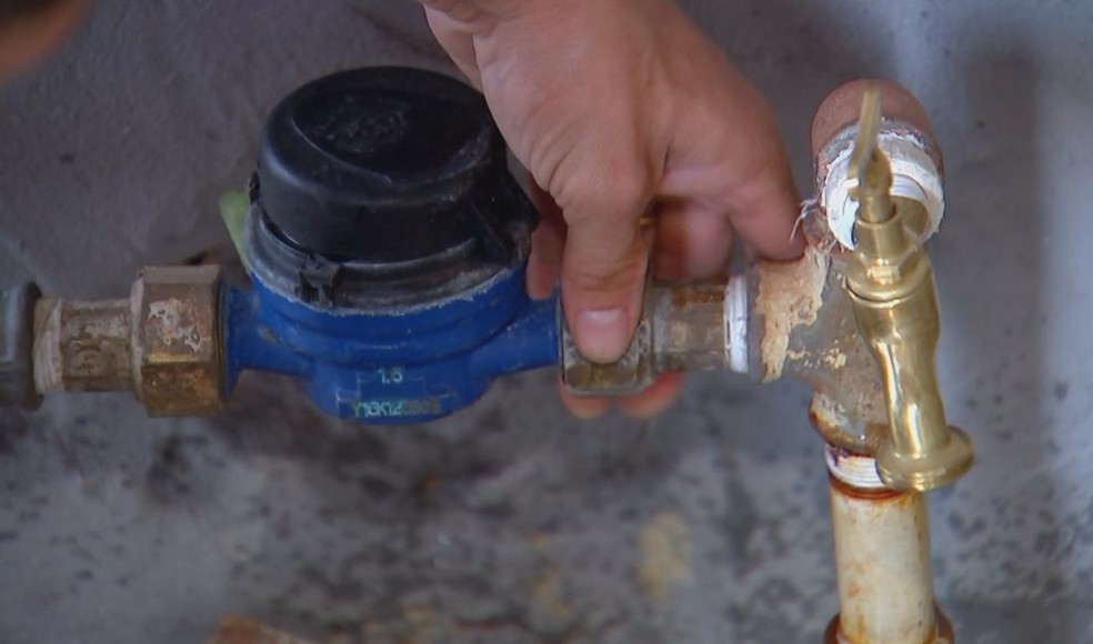 Segundo o DAE, hidrômetros antigos podem medir até 80% menos que o consumo real por causa do desgaste das peças — Foto: Reprodução/TV TEM