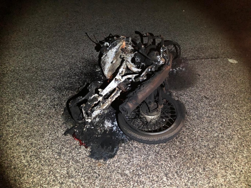 Sargento da PM morreu ao bater moto em caminhonete de militar do Exército em Cáceres; moto pegou fogo em seguida  Foto: Polícia Militar de Cáceres/Divulgação