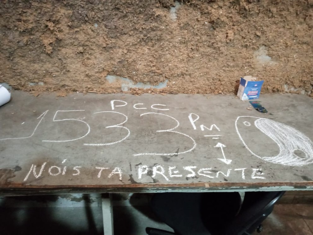 PM investiga soldado suspeito de escrever citações alusivas a uma facção criminosa dentro do estande de tiro da escola de formação de soldados na Zona Norte da capital de São Paulo. Foto sobre o caso viralizou nas redes sociais — Foto: Reprodução/Redes sociais