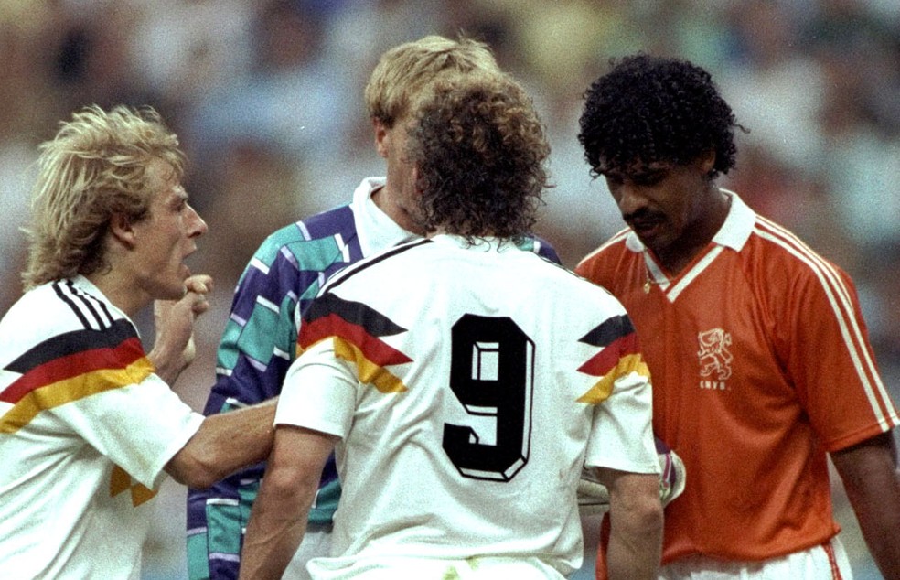 O verdadeiro Ruud Gullit (D) em ação pela Holanda na Copa de 1990 (Foto: Agência Getty Images)