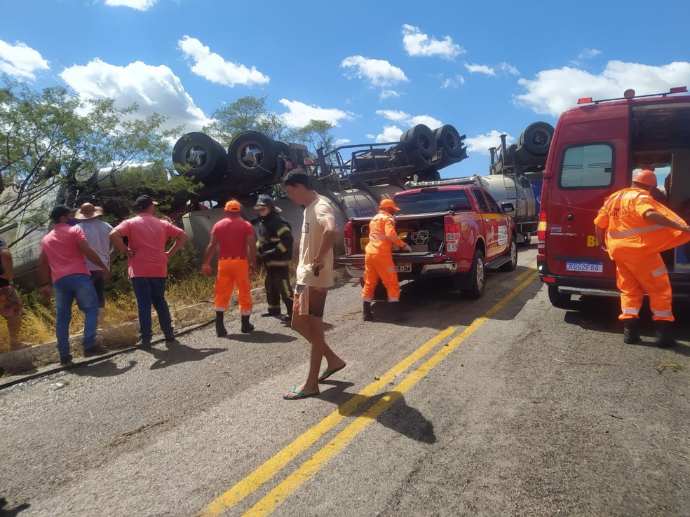 Quatro pessoas morrem e uma fica ferida após carro-pipa capotar sobre caminhonete em rodovia do RN  — Foto: DPRE/Divulgação