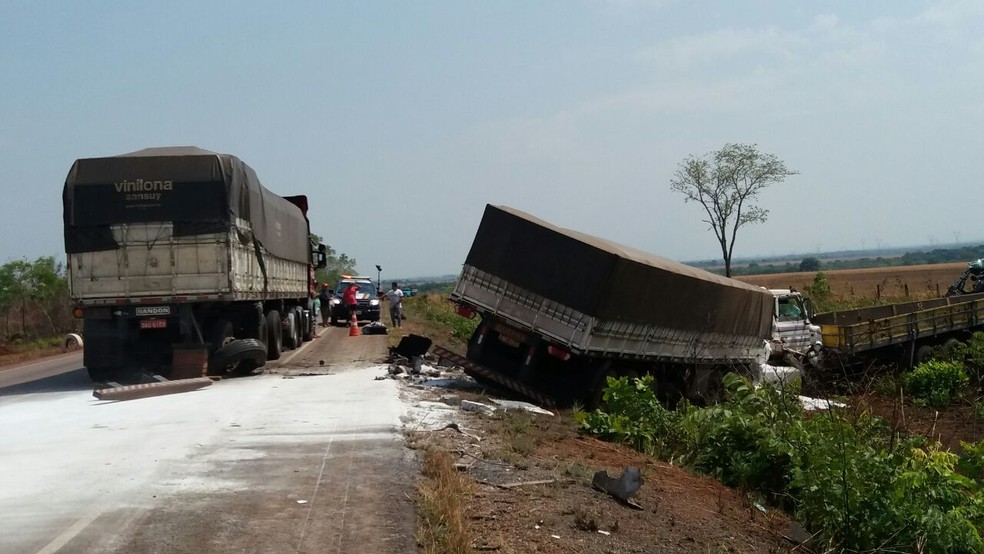 Três caminhões se envolveram em acidente na BR-153 — Foto: PRF/Divulgação
