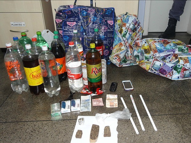 Bebidas e drogas foram recolhidas em sacola de mulher de 27 anos (Foto: Divulgação/Polícia Militar)