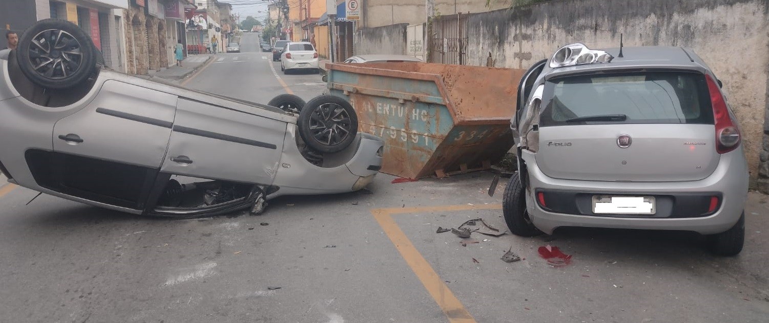 Carro capota e deixa um ferido no bairro Água Limpa, em Volta Redonda