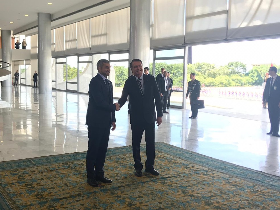 Bolsonaro cumprimentou Abdo na entrada do Palácio do Planalto, antes de seguir para uma reunião com o presidente paraguaio — Foto: Guilherme Mazui/G1