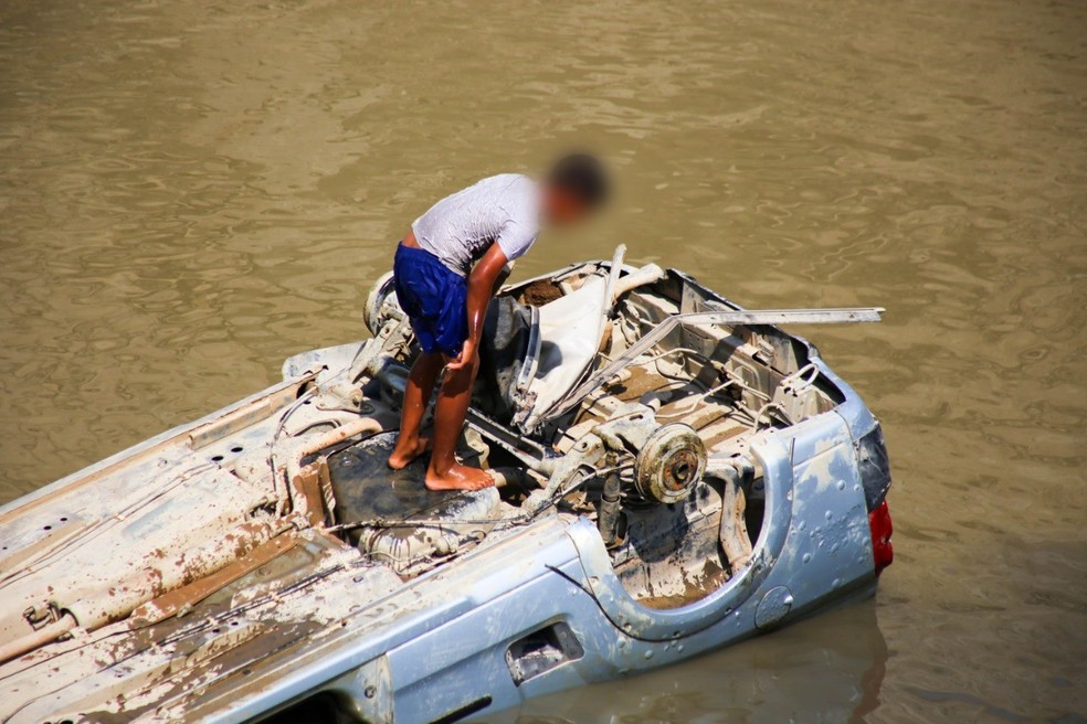 Carros encontrados em lago de pedreira, em Salto de Pirapora, têm peças furtadas — Foto: Arquivo Pessoal