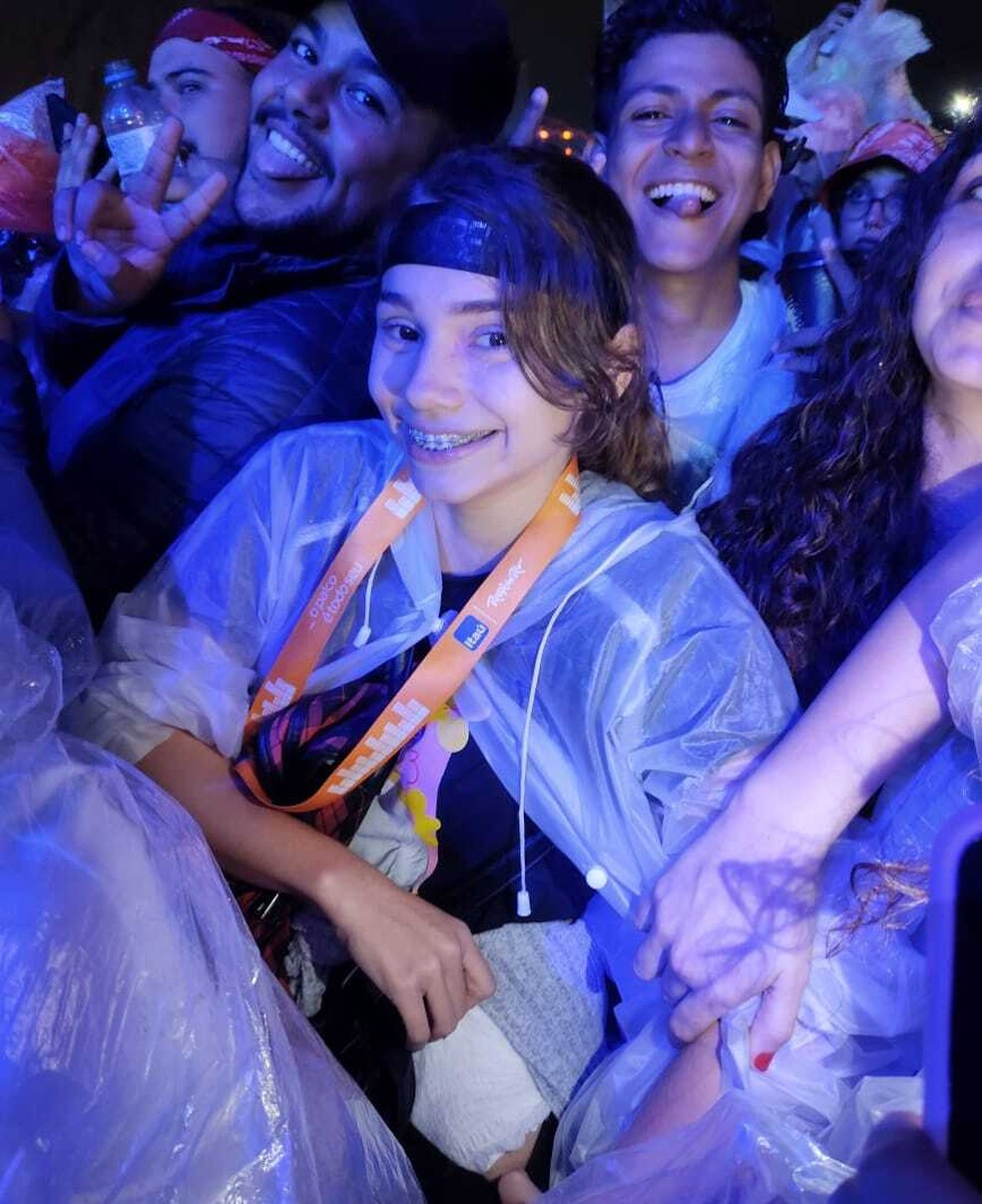 Clara Modanez, 20 anos, estudante de publicidade de Brasília, chegou às 5h30, diz que pegou a fralda da avó para passar o dia na grade do Justin Bieber — Foto: g1