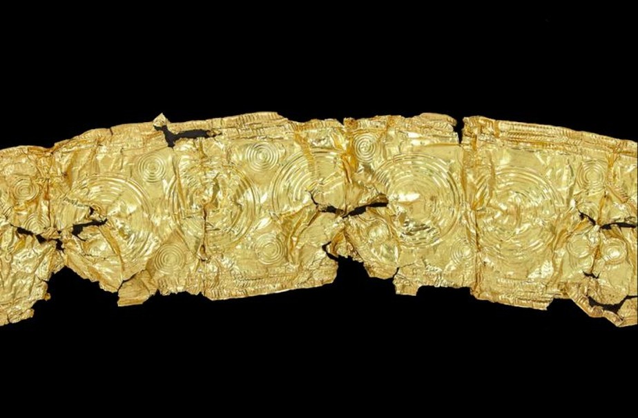Cinto de ouro desenterrado por fazendeiro na República Tcheca