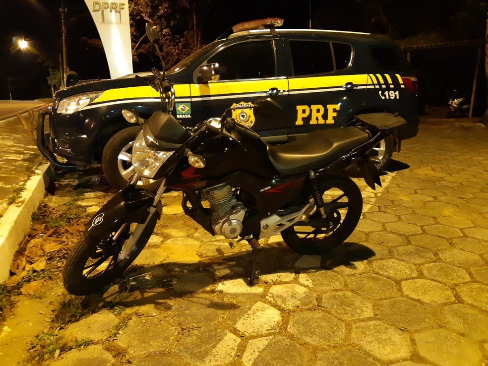 Moto havia sido furtada em Betim (MG) — Foto: PRF/Divulgação