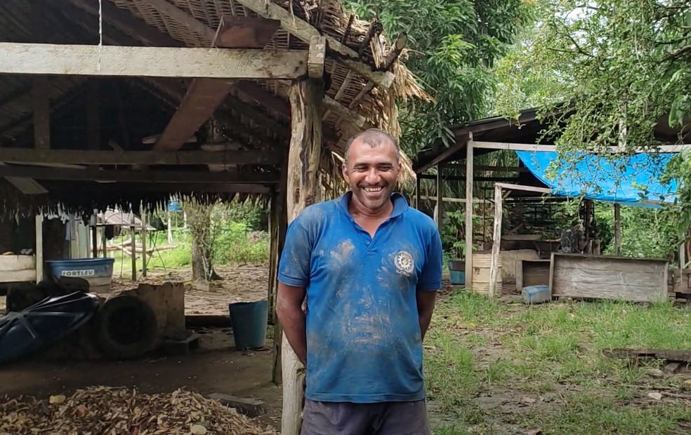 Aldair, produtor de farinha da comunidade Terra Firme, em Porto Velho — Foto: Thaís Nauara/g1