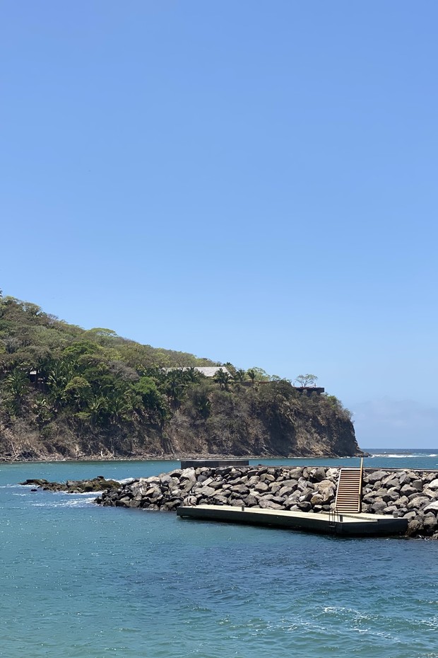Ao mar: vista do pier da paria principal e da piscina da sede do Mandarina na paria Canalan (Foto: Reprodução/ Instagram)