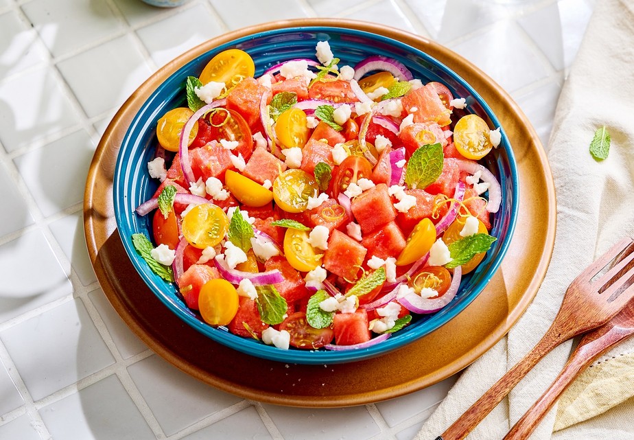 Essa receita de salada de melancia, além de deliciosa, tem uma apresentação simples e belíssima