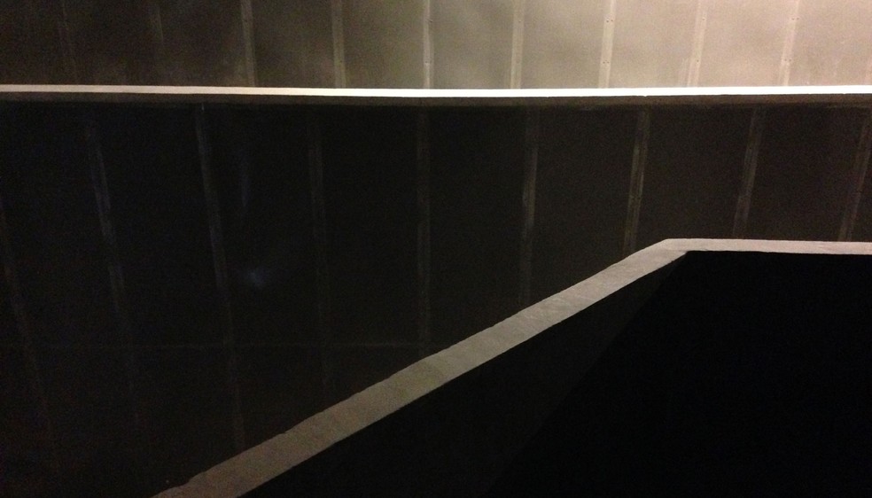 Luzes e sombras na escadaria que leva ao palco do teatro do Sesc 24 de Maio (Foto: Glauco Araújo/G1)