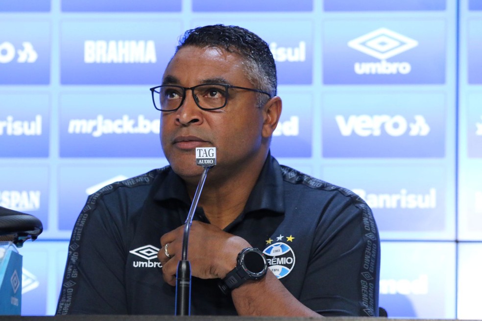 Roger Machado elogia atuação da equipe em entrevista coletiva