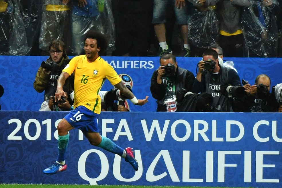 Marcelo comemora o terceiro gol do Brasil na vitória sobre o Paraguai (Foto: AFP)