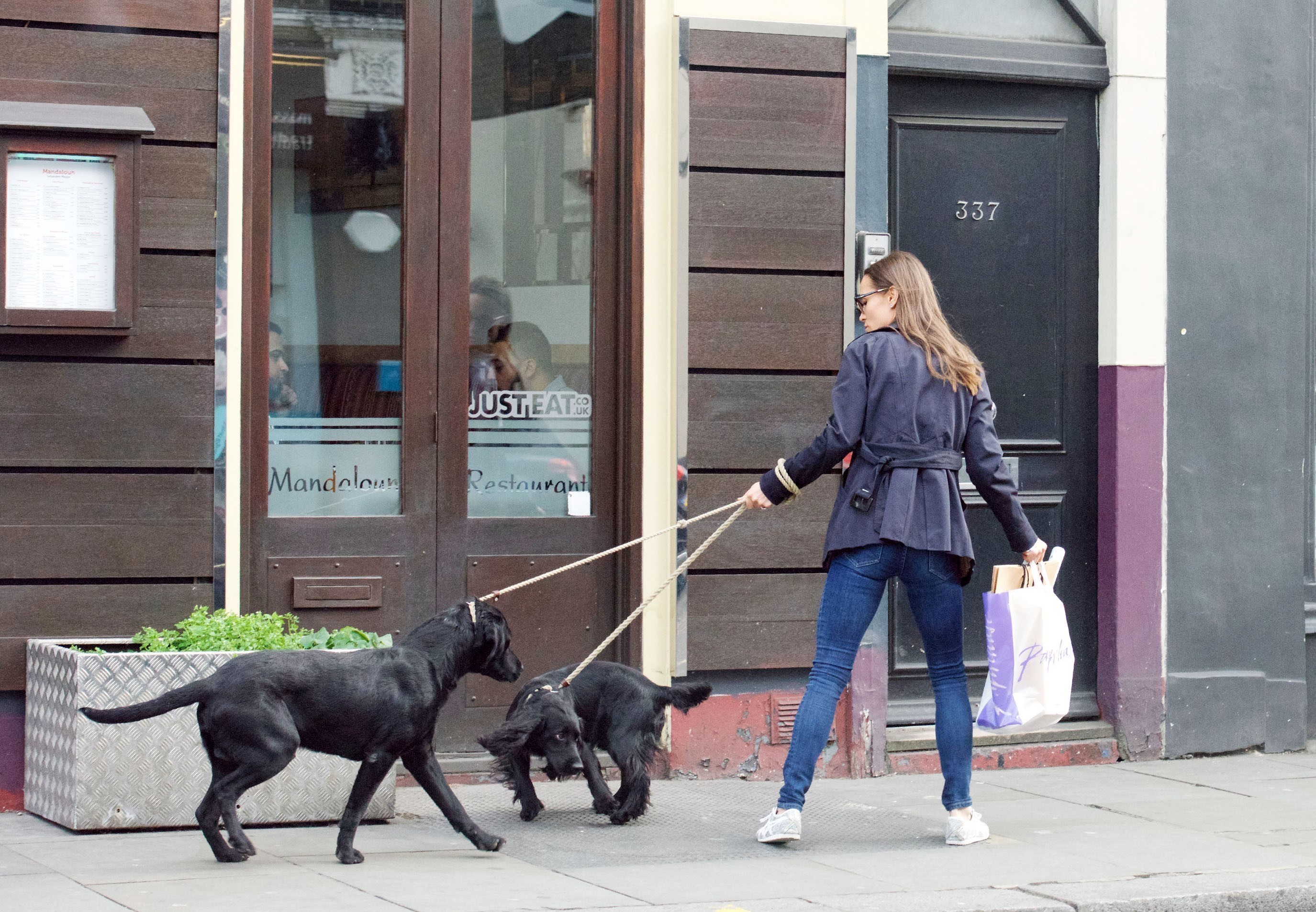 Recém-casada, Pippa Middleton é flagrada em dia de compras em Londres (Foto: AKM-GSI )
