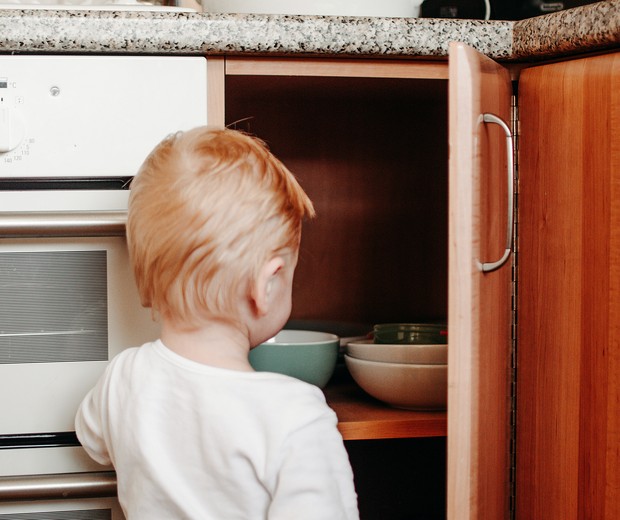 Segundo a mãe, criança abriu sozinha armário em que estavam produtos de limpeza (Foto: Pexels)