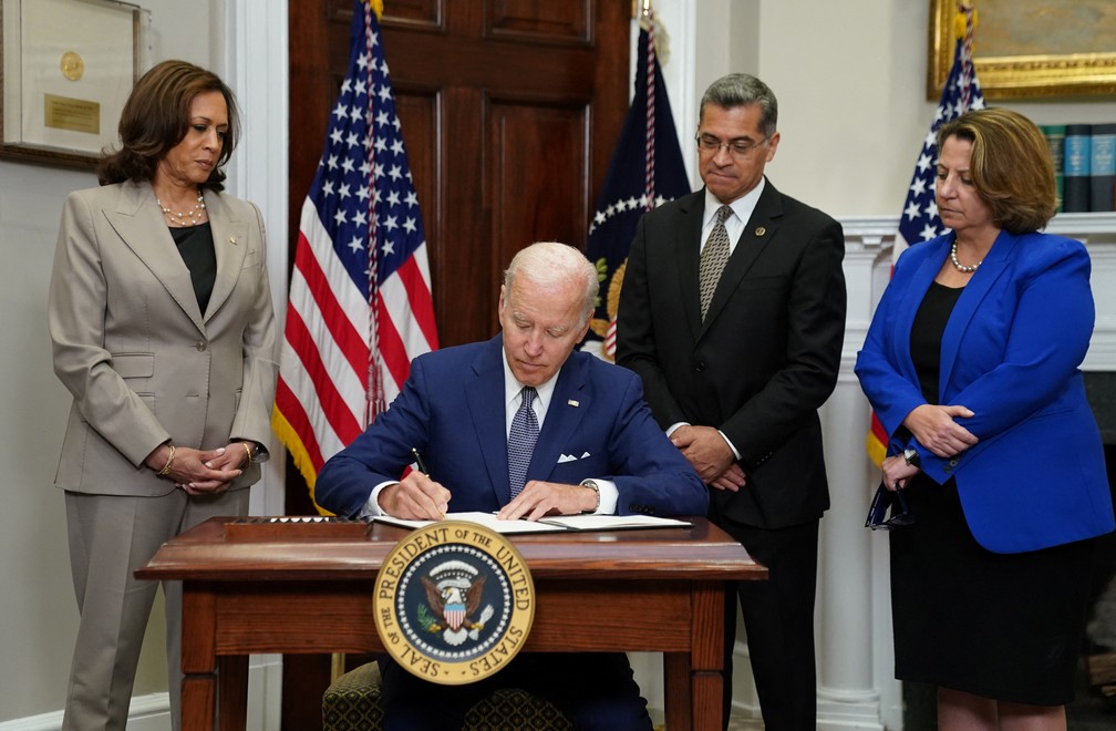 O presidente dos EUA, Joe Biden, assina ordem executiva para ajudar a proteger o acesso das mulheres ao aborto e à contracepção ao lado da vice-presidente Kamala Harris, secretário de Saúde e Serviços Humanos Xavier Becerra e vice-procuradora-geral Lisa Mônaco — Foto: Kevin Lamarque/Reuters