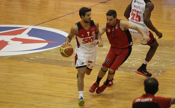 Laprovittola espanta má fase no NBB e comanda Fla na Liga das Américas