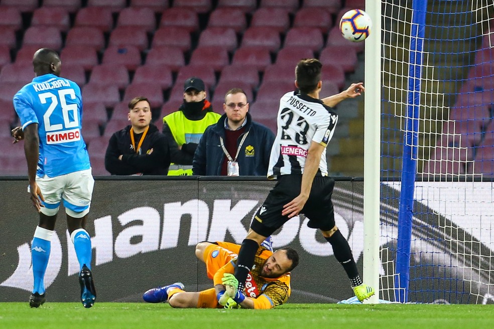 Lance em que Ospina, do Napoli, se chocou contra Pussetto, da Udinese &mdash; Foto: Carlo Hermann / AFP