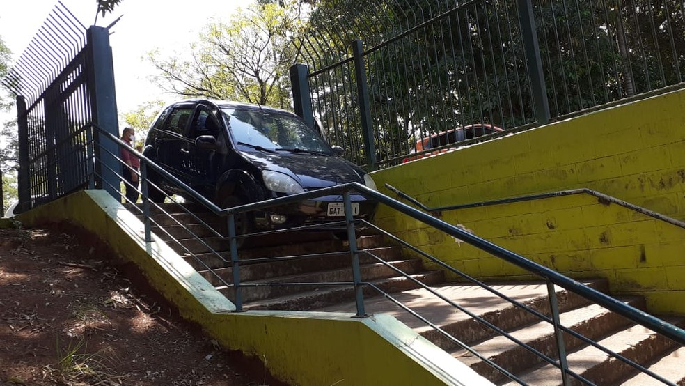 Motorista erra saída de supermercado de Sorocaba e desce com o carro em escadaria — Foto: Arquivo Pessoal