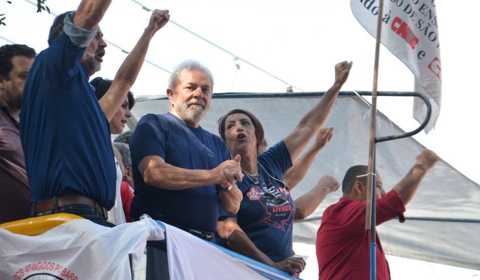 O ex-presidente Lula, em 7 de abril, durante ato em São Bernardo do Campo (SP), horas antes de se entregar à PF (Foto: Rovena Rosa / Agência Brasil)