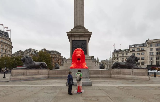 Google coloca leão fluorescente para declamar poemas em praça de Londres (Foto: Divulgação)