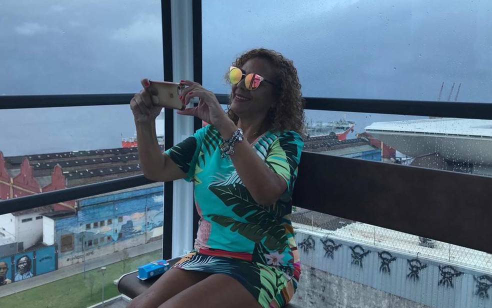 A paulista Sueli Soldado, que mora no Rio desde setembro, quer voltar outras vezes para fazer fotos da cidade sob o sol — Foto: Alba Valéria Mendonça/G1