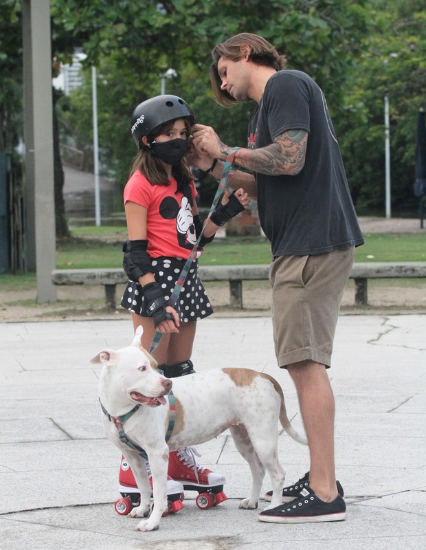 Dado Dolabella ensina a filha caçula, Ana Flor, a patinar (Foto: Daniel Delmiro/AgNews)