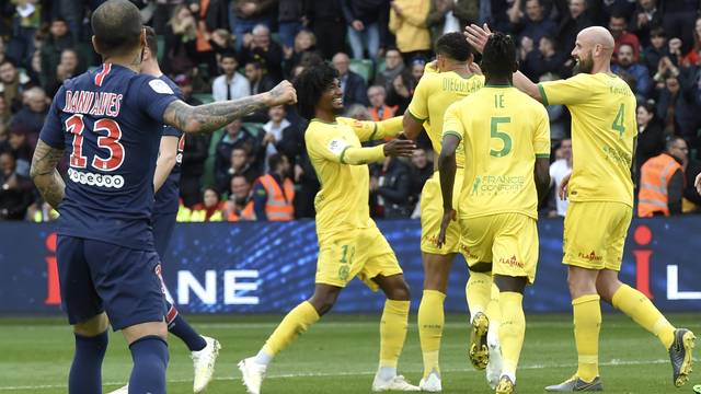 Jogadores do Nantes vibram: vitória adia título do PSG 