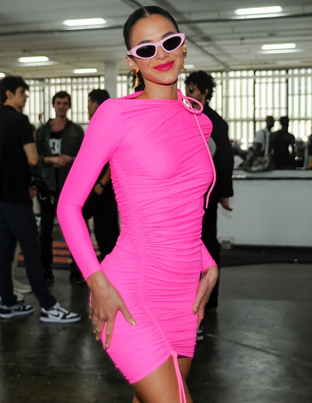 Bruna Marquezine usa vestido pink em evento de moda em SP (Foto: Eduardo Martins/AgNews)